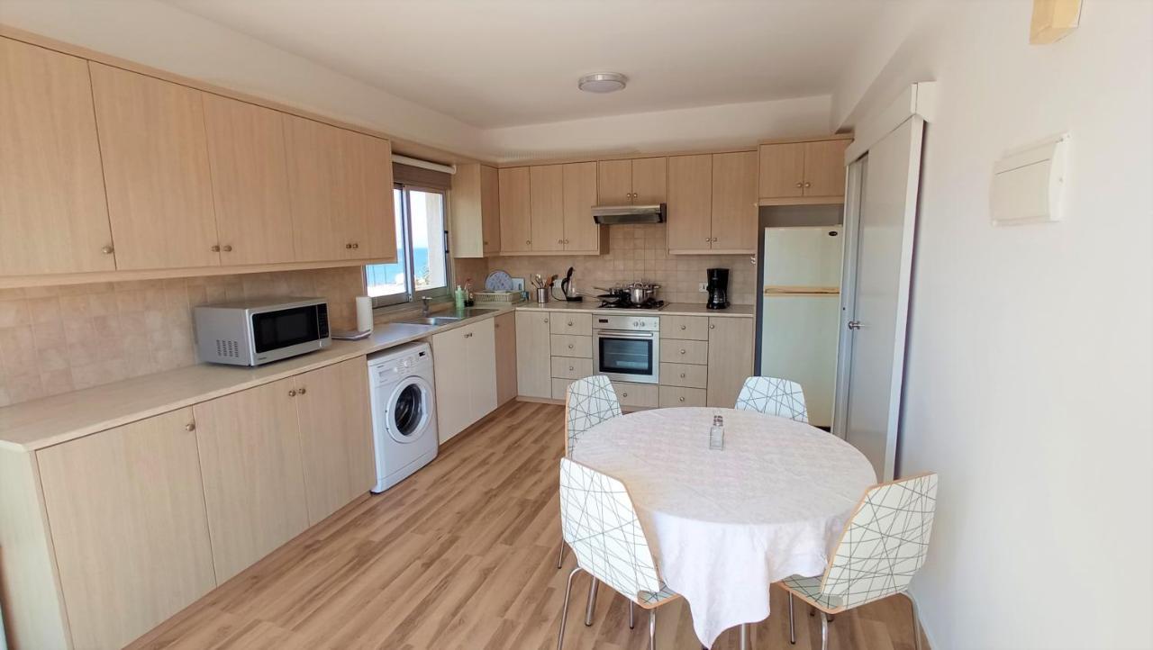 5 Min To The Beach Holiday Shared Apartment Incl Netflix - Private Room In 3 Bdr Apt Larnaca Bagian luar foto