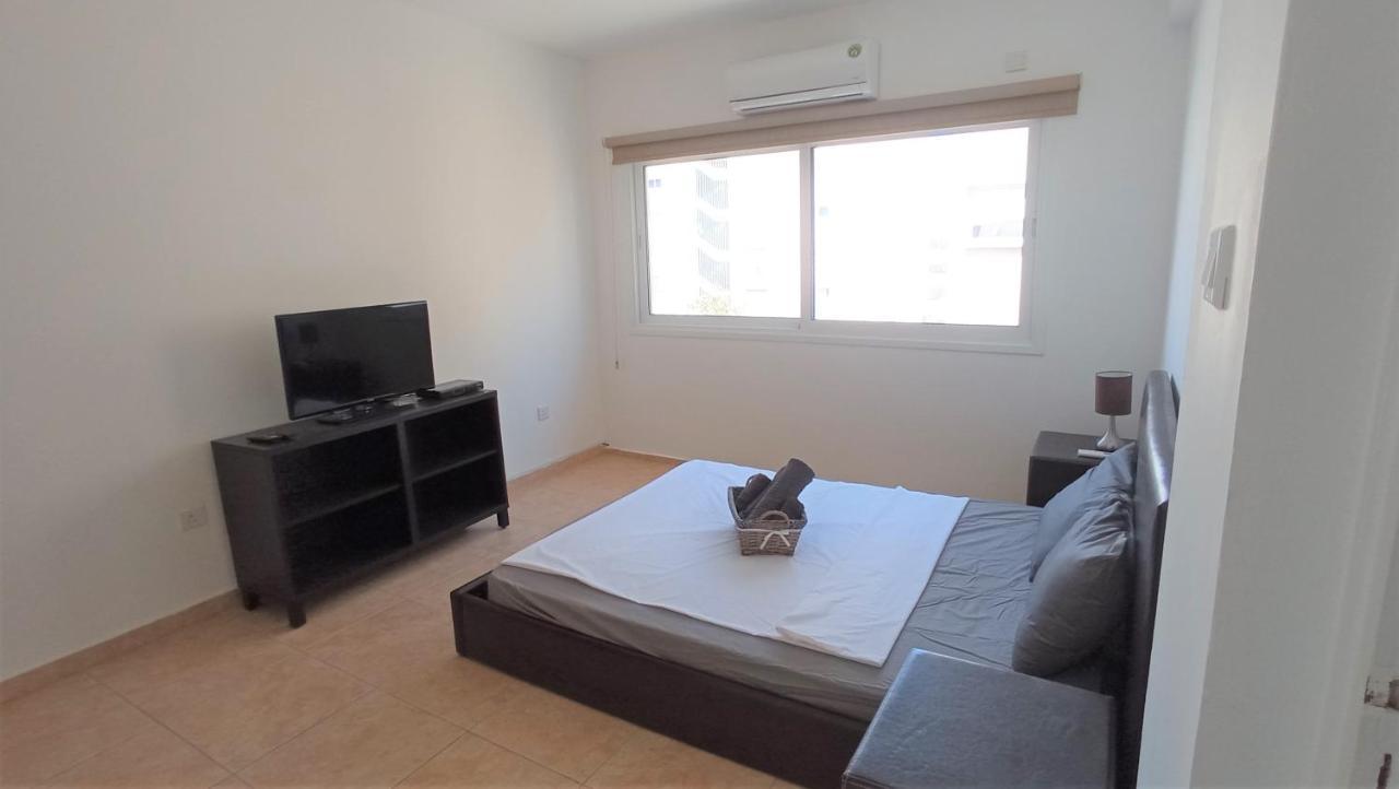 5 Min To The Beach Holiday Shared Apartment Incl Netflix - Private Room In 3 Bdr Apt Larnaca Bagian luar foto